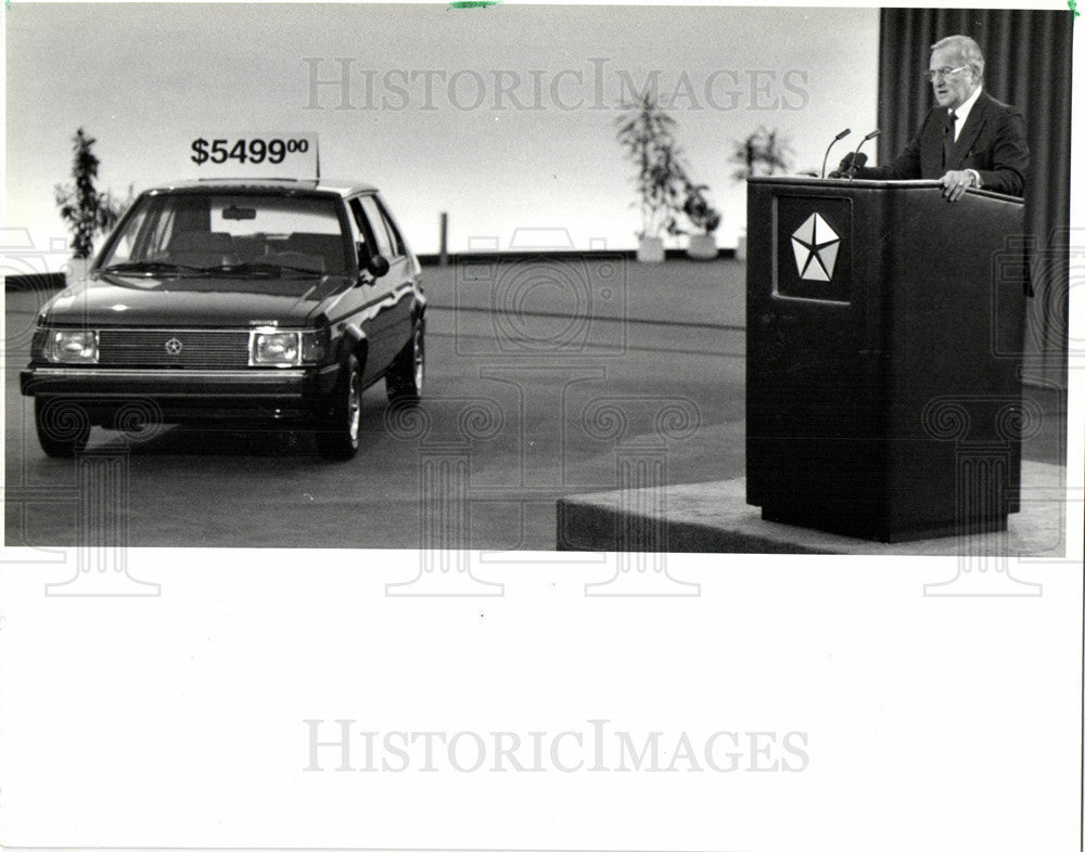 1986 Press Photo Lee Iacocca announes price Chrysler - Historic Images