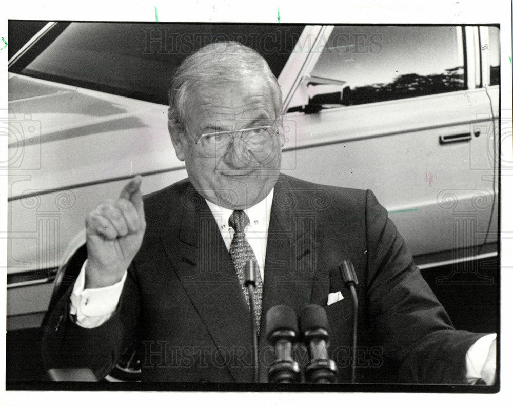 1985 Press Photo Lee Iacocca President CEO Chrysler US - Historic Images