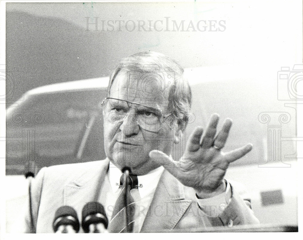 1985 Press Photo  Lee Iacocca Speaking - Historic Images