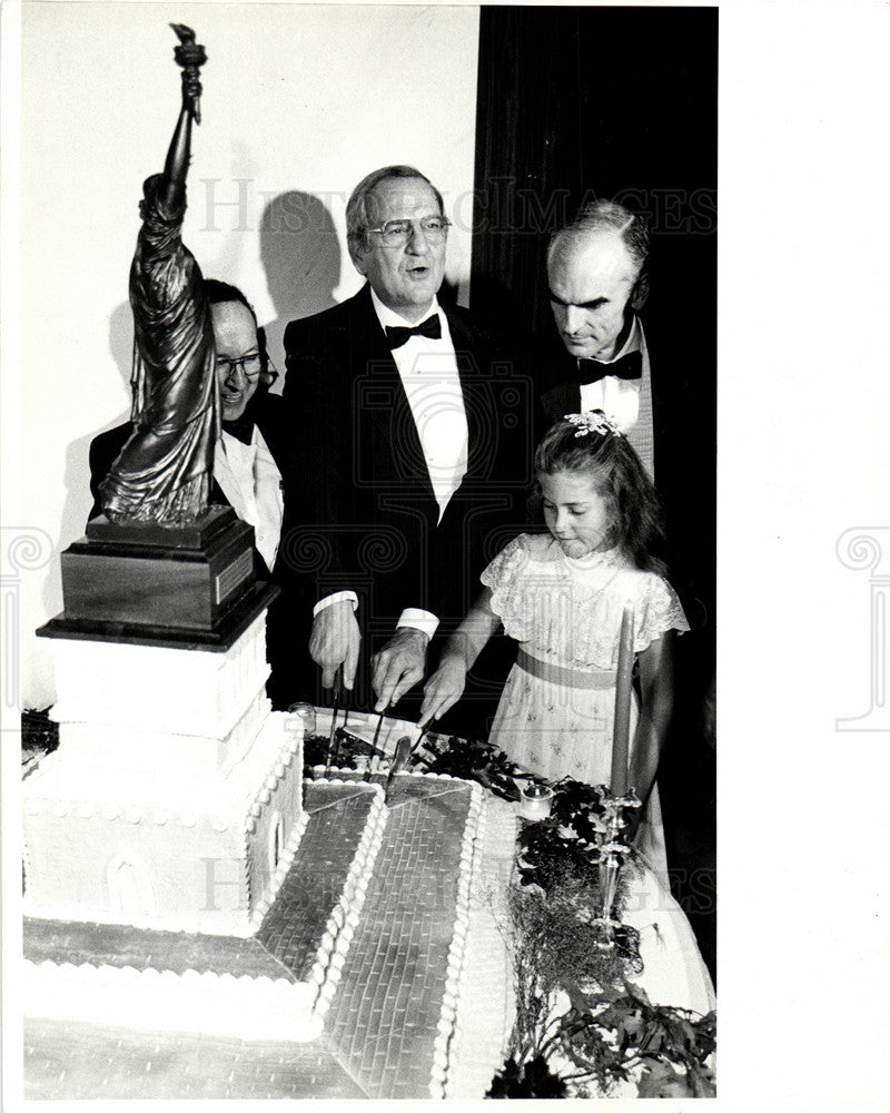 1985 Press Photo  Lee Iacocca Gets Award - Historic Images