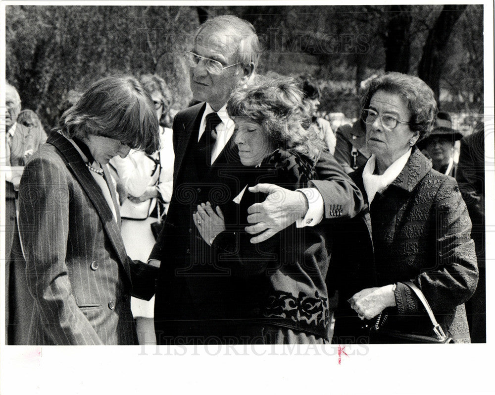 1983 Press Photo Iacocca funeral St. Hugo Lee Kathy Lia - Historic Images