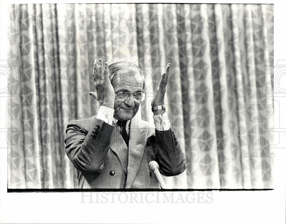 1985 Press Photo  Lee Iacocca On Stage - Historic Images