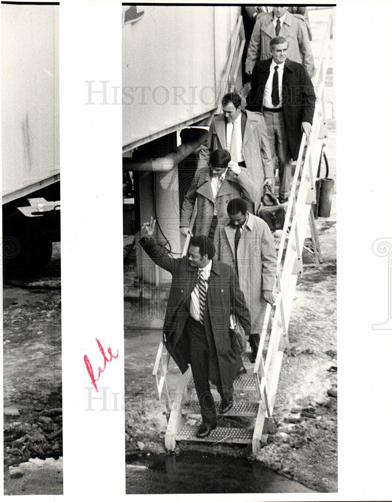 1984 Press Photo Jackson deplanes metro press corp - Historic Images