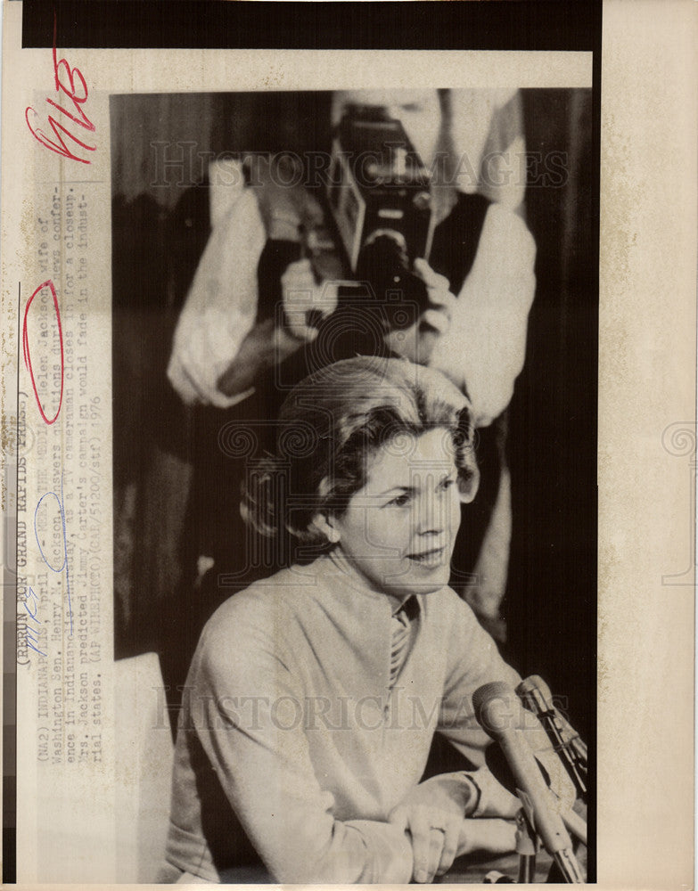 1976 Press Photo Helen Jackson meets press indianapolis - Historic Images