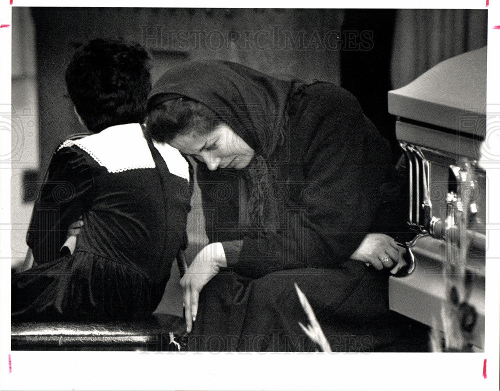 1989 Press Photo Stepmother Weeps Memorial Flight 103 - Historic Images