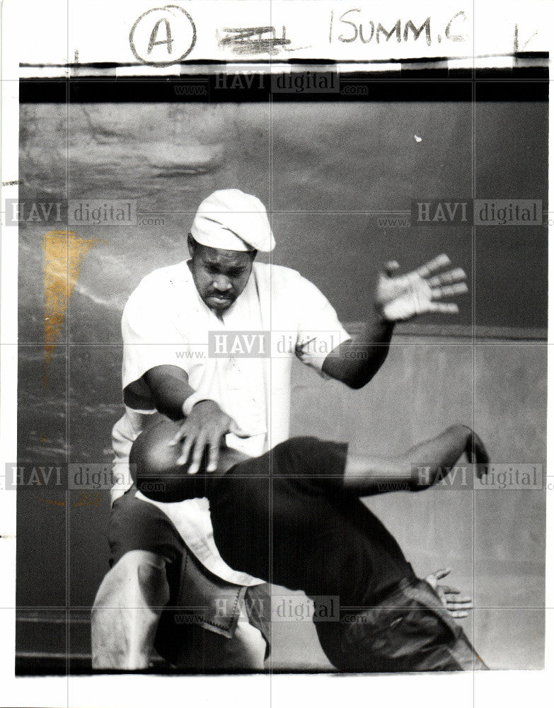 1989 Press Photo Kilindi Lyi African martial art Aha - Historic Images