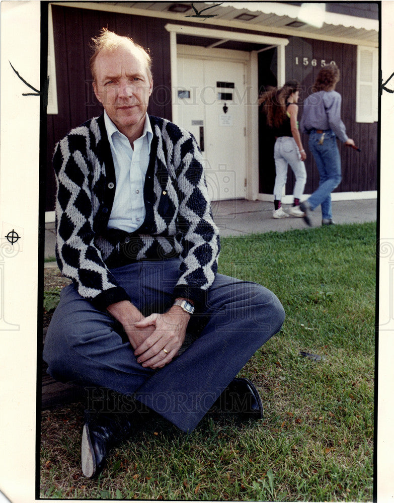 1990 Press Photo Pro-life activist Joe Iskra sits waits - Historic Images