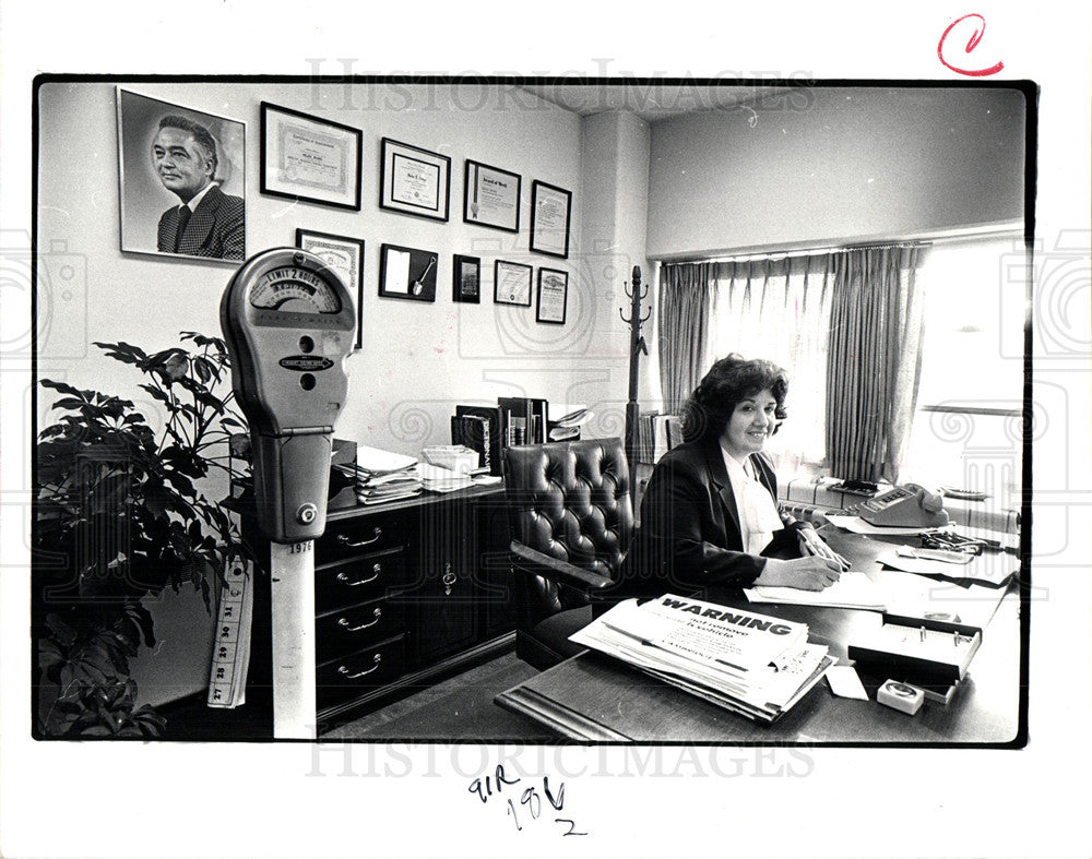 1986 Press Photo Helen Irving Director Parking Dept., - Historic Images