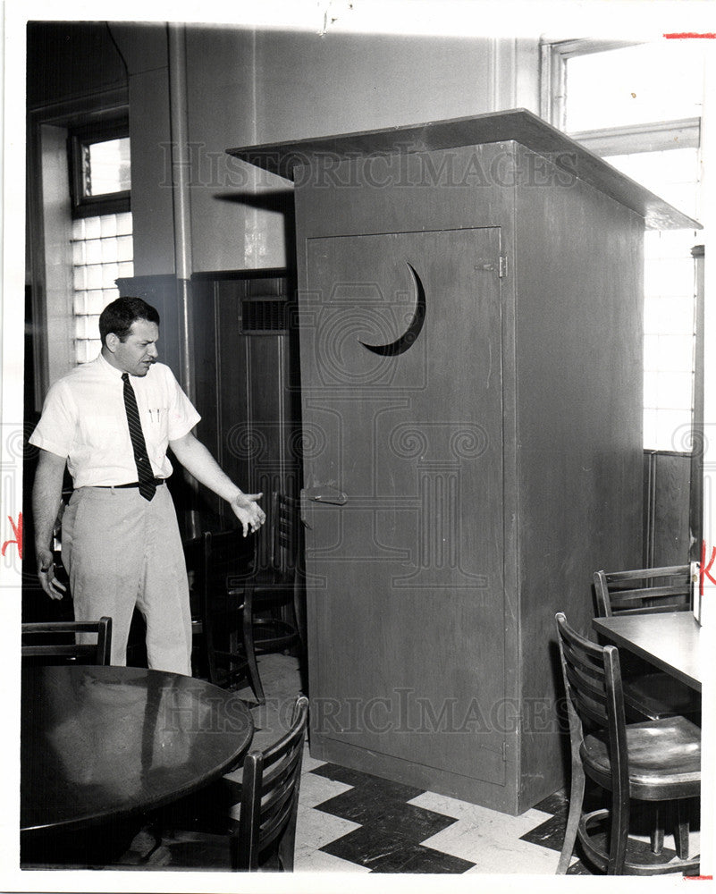 1962 Press Photo Ed Jacoby restaurant owner outhouse - Historic Images