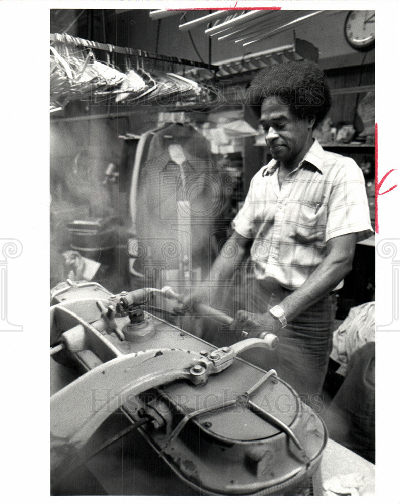 1962 Press Photo Thomas Jackson cleaning patent - Historic Images