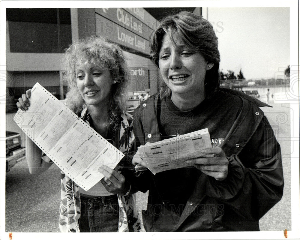 1984 Press Photo Penny Bunner Mary Ellen Meehan Tickets - Historic Images