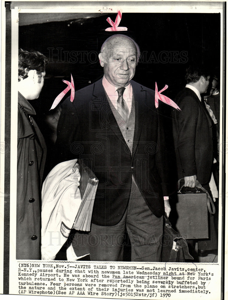 1970 Press Photo Jacob Javits chat newsmen airport - Historic Images