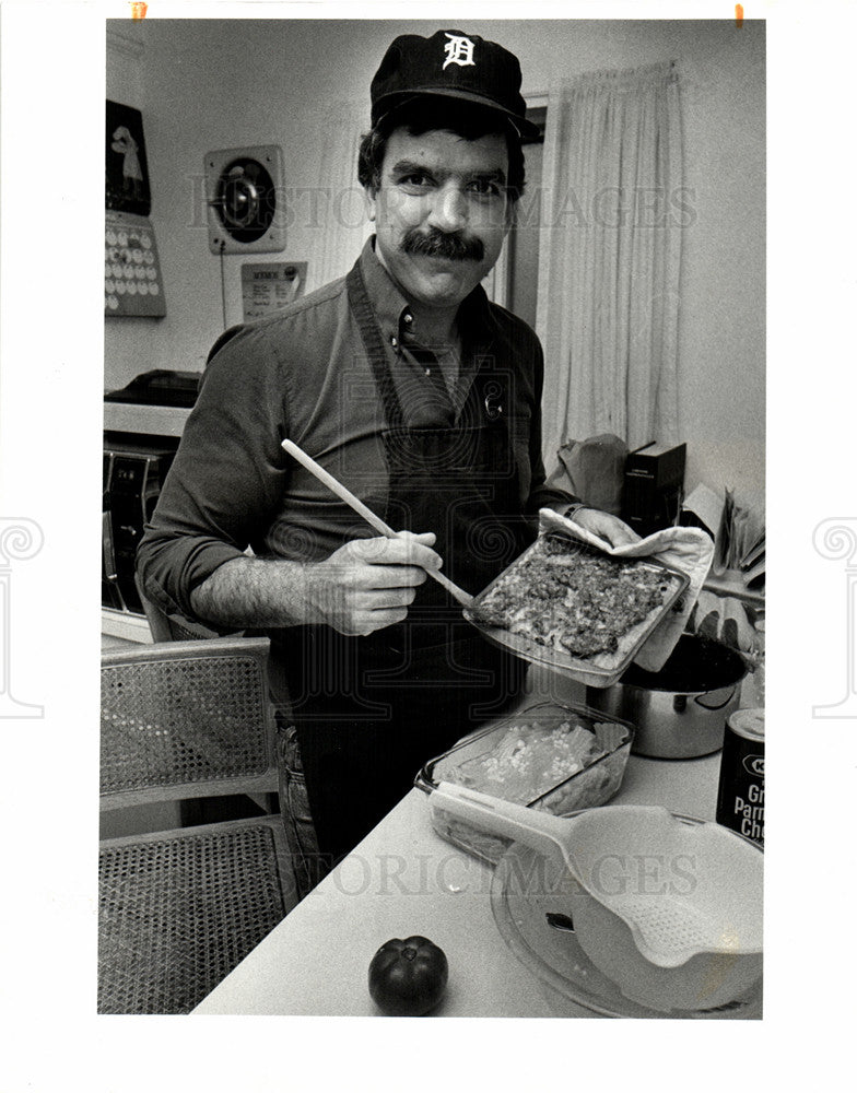 1985 Press Photo Larry James chef lasagna tofu - Historic Images
