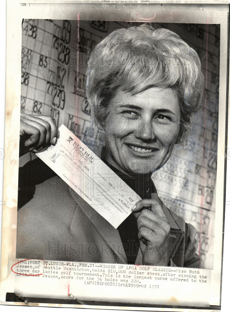 1971 Press Photo Ruth Jessen Seattle LPGA check golfer - Historic Images