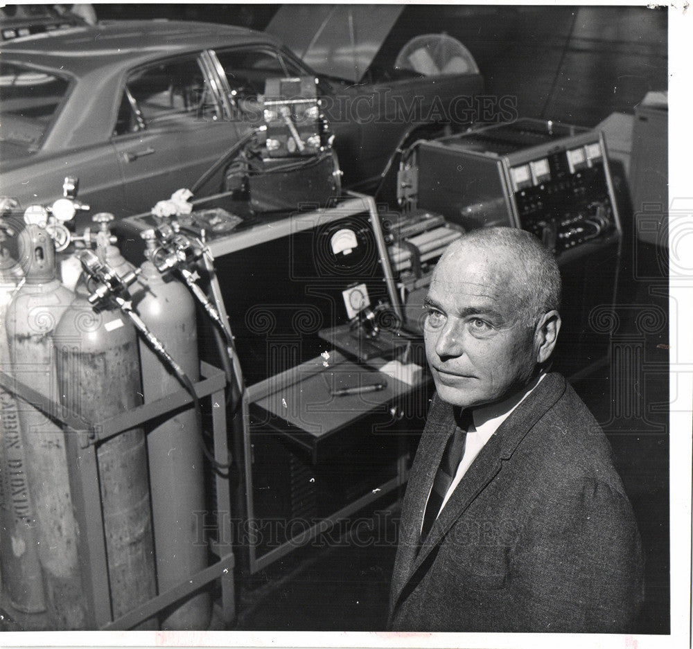 1966 Press Photo Donald Jensen Ford smog expert lab - Historic Images