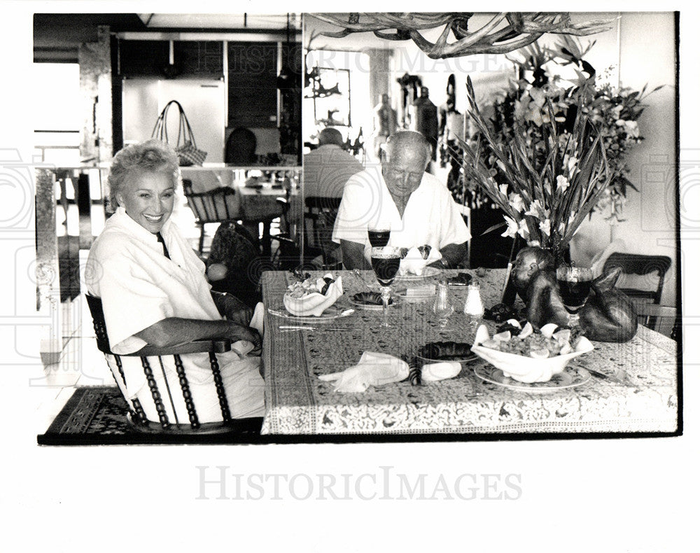 1988 Press Photo American couple home table setting art - Historic Images