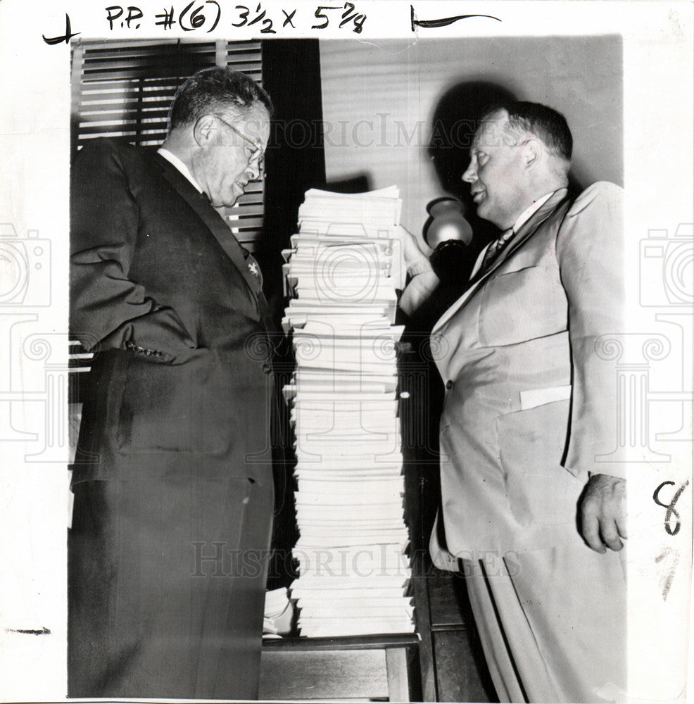 1954 Press Photo Ray Jenkins with pile of books - Historic Images