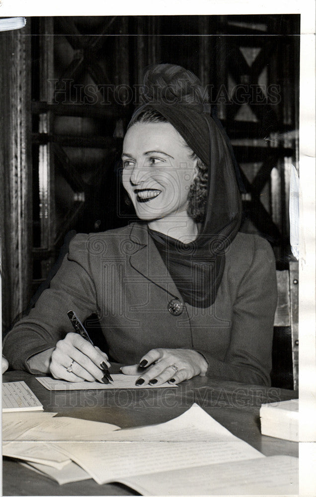 1941 Press Photo Mrs. Jeffries  Joins Civilian Defense - Historic Images