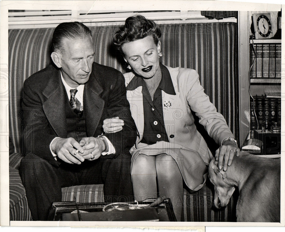 1943 Press Photo Edward Jefferies Detroit Mayor at home - Historic Images