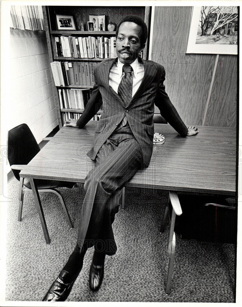 1975 Press Photo Arthur Jefferson Detroit Public School - Historic Images