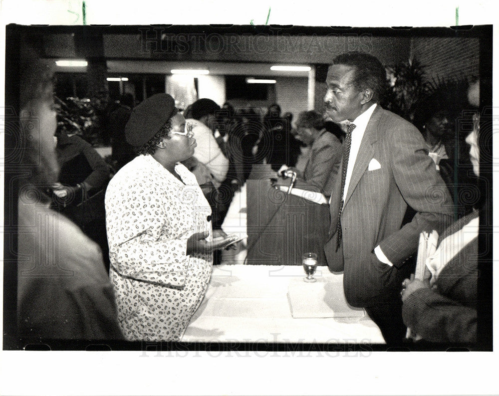 1988 Press Photo Arthur Jefferson talks Skinner Detroit - Historic Images