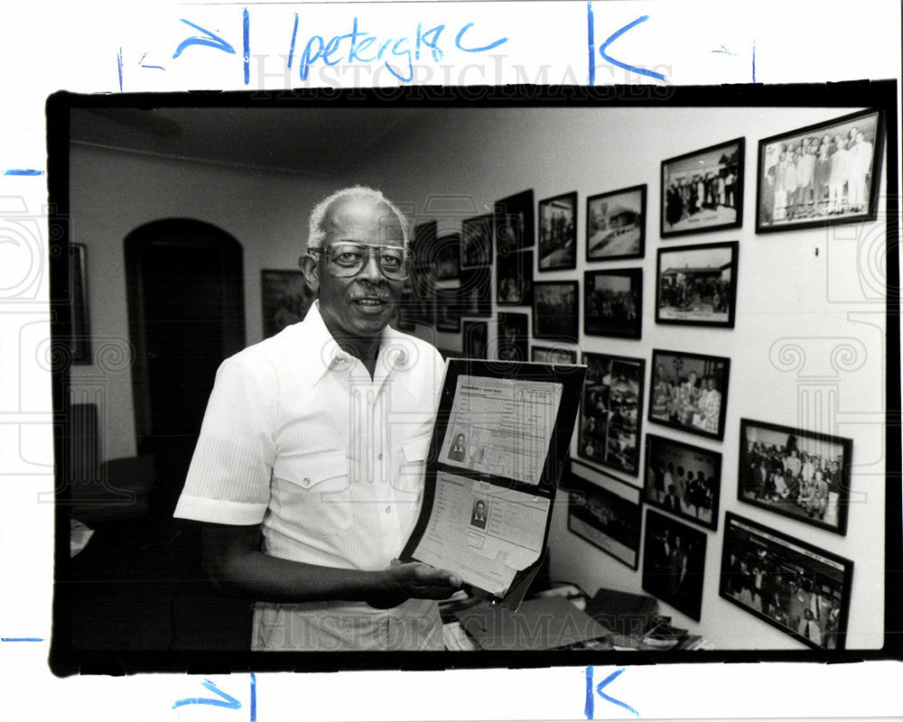 1989 Press Photo Alex Jefferson, World War 2 documents - Historic Images