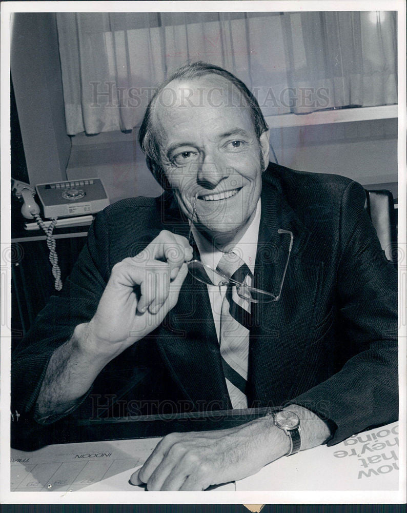 1974 Press Photo Johnson Red Cross executive director - Historic Images