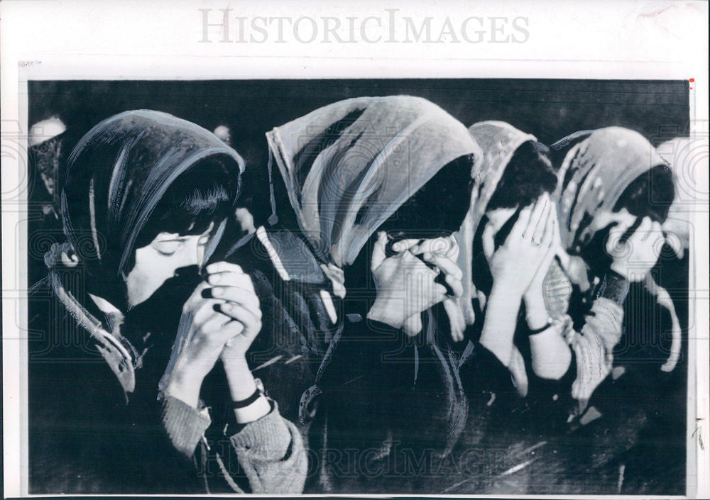 1963 Press Photo Girls Requiem Mass Sotto il Monte - Historic Images