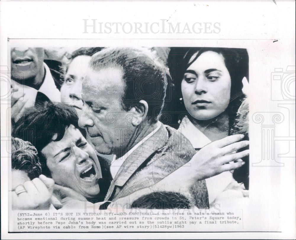 1963 Press Photo Crowd St Peter Square Pope John body - Historic Images