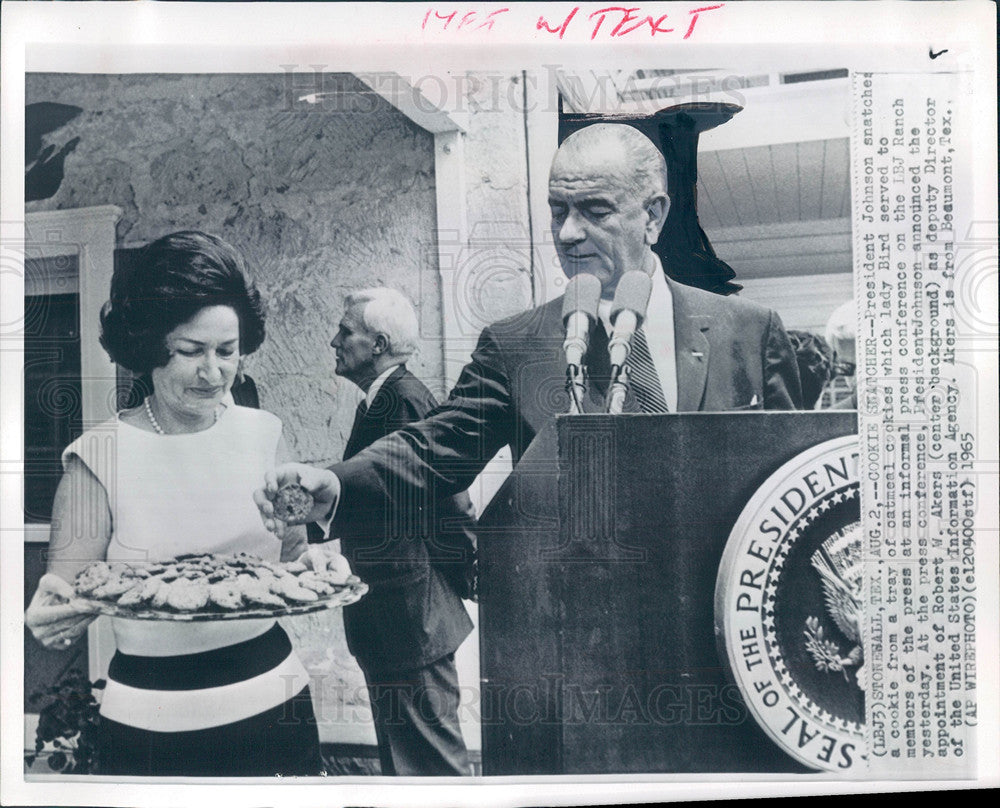 1965 Press Photo Cookie Snatcher President Johnson - Historic Images