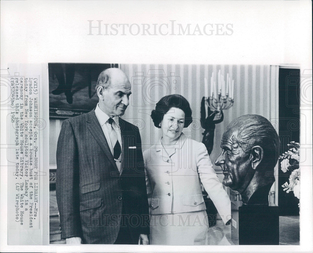 1968 Press Photo Lady Bird Johnson Victor Lambay bust - Historic Images