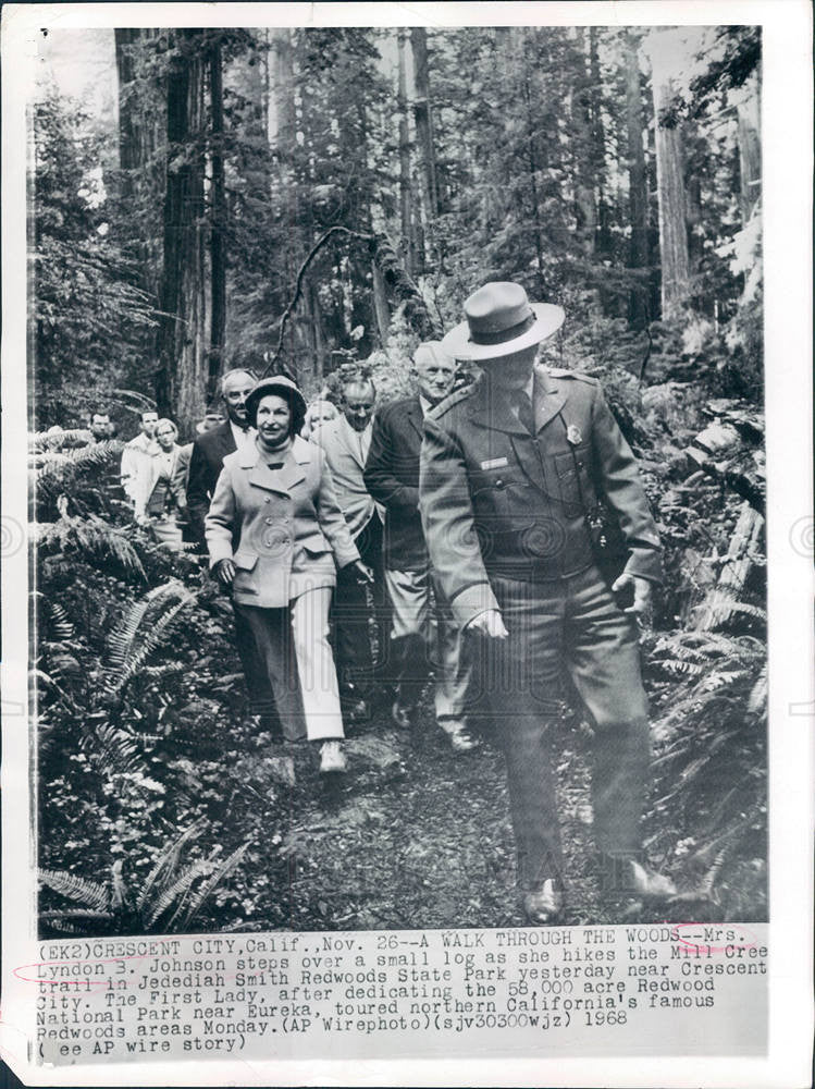 1968 Press Photo Lady Bird Johnson hikes Mill Creek - Historic Images