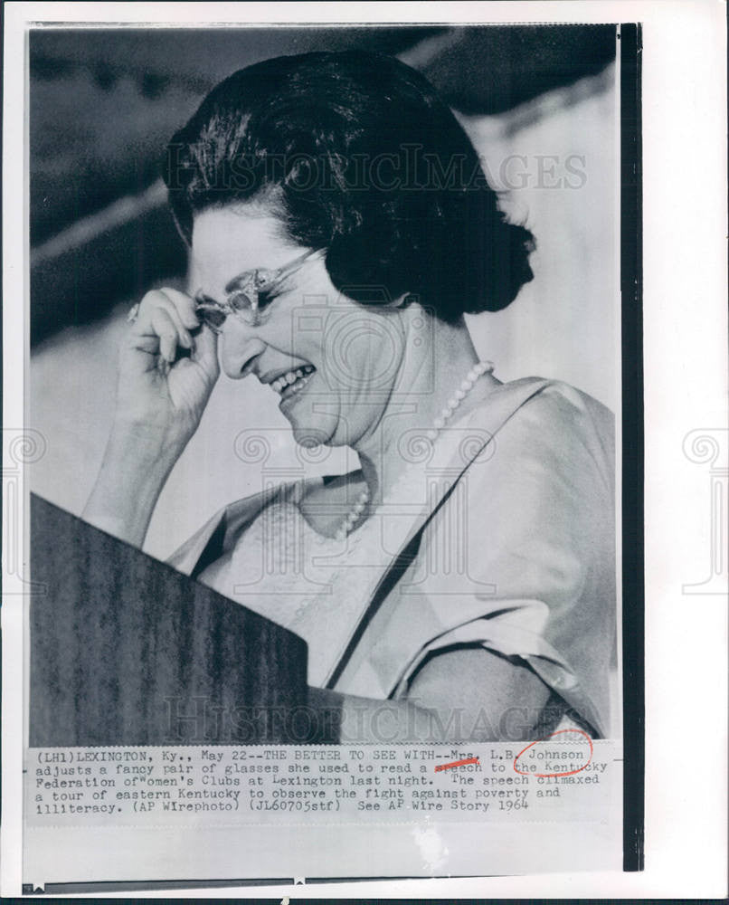 1964 Press Photo Mrs. Lyndon Johnson reading speech - Historic Images