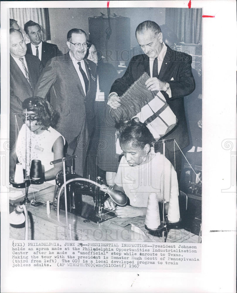 1967 Press Photo Lyndon Johnson Philadelphia OIC tour - Historic Images