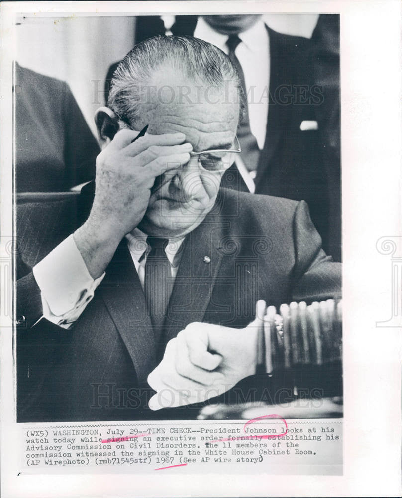 1967 Press Photo Lyndon Johnson signs executive order - Historic Images