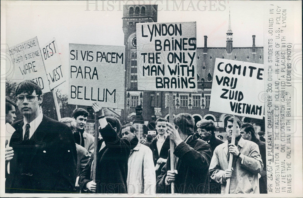1967 Press Photo Lyndon Johnson demonstration The Hague - Historic Images