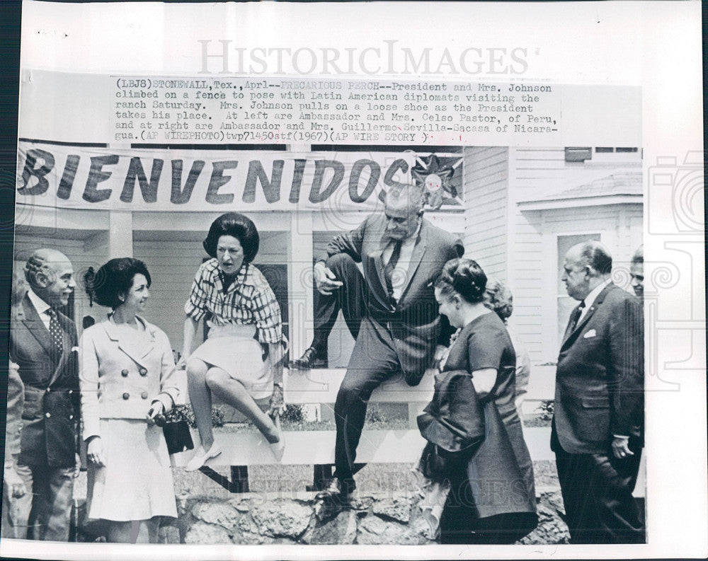 1967 Press Photo Lyndon Johnson Lady Bird Ranch Fence - Historic Images