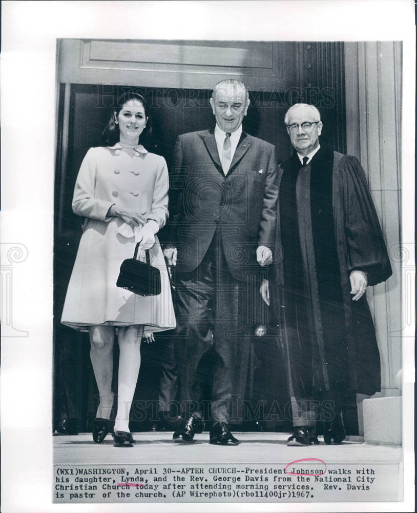 1967 Press Photo Lynda Johnson , LBJ, Rev George Davis - Historic Images