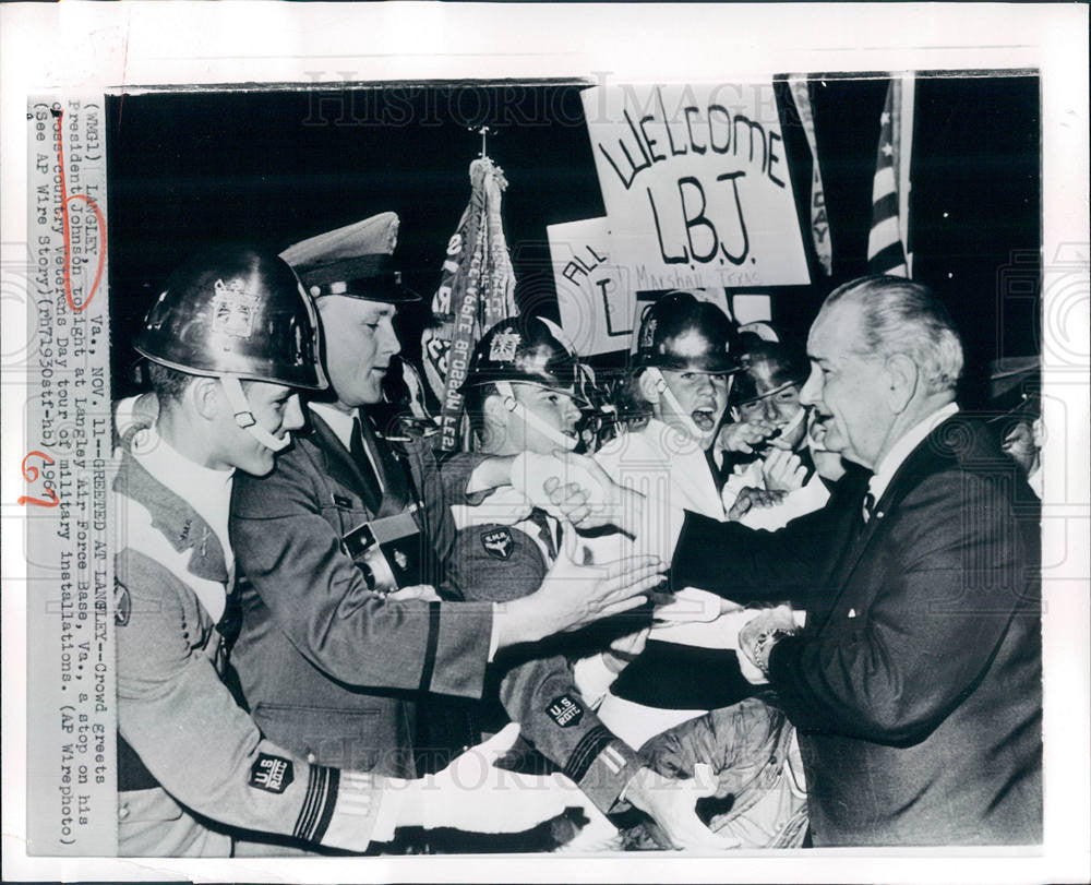 1967 Press Photo crowd greet Lyndon Johnson Langley - Historic Images