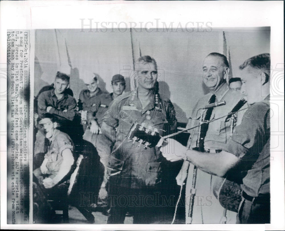 1966 Press Photo soldiers sing LBJ Westmoreland Vietnam - Historic Images