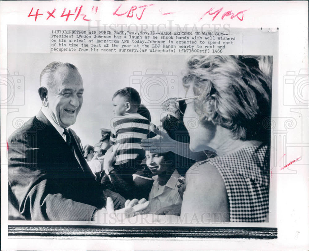 1966 Press Photo LBJ well wishers Bergstrom air base - Historic Images