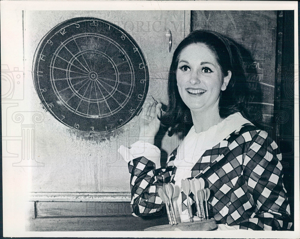 1967 Press Photo Lynda Bird Johnson London Pub Darts - Historic Images