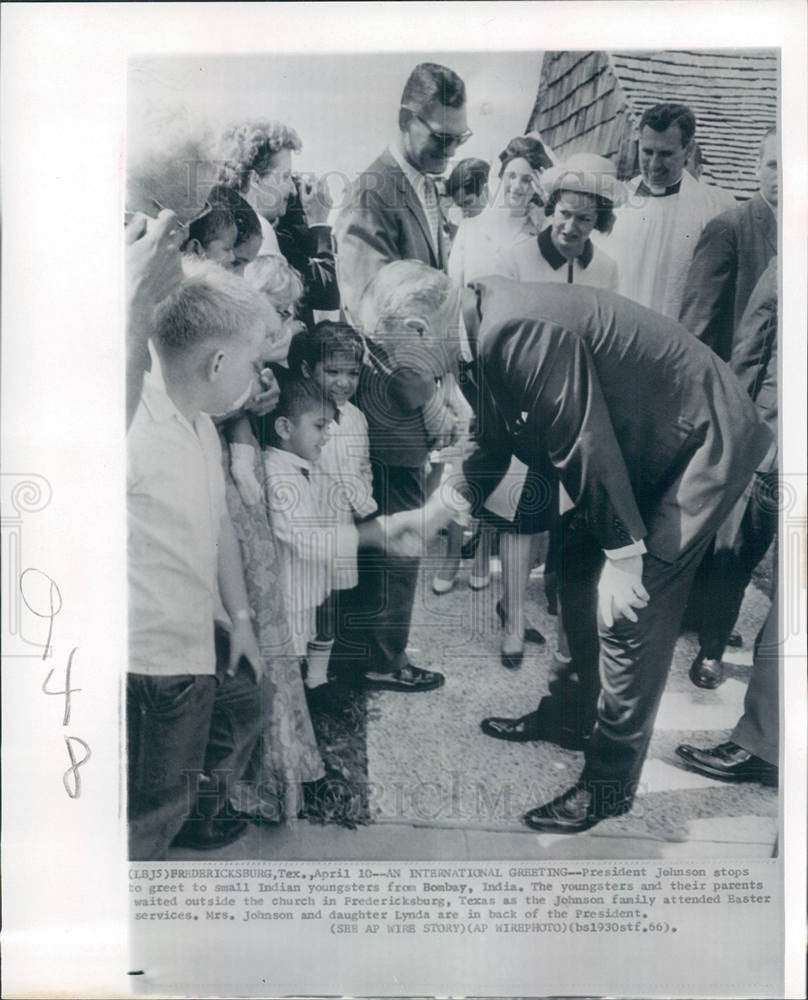 1966 Press Photo President Johnson Greet Youngsters - Historic Images