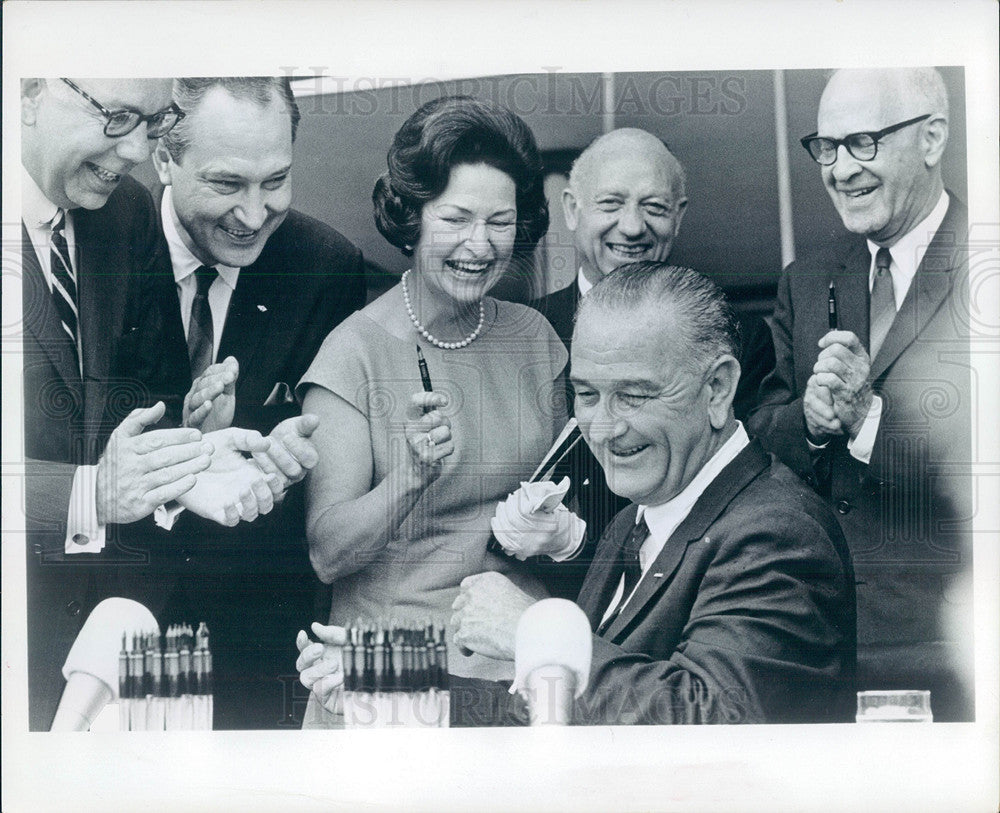 1965 Press Photo president Johnson signs legislation - Historic Images