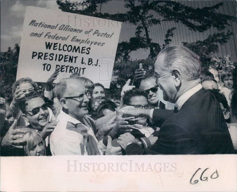 1966 Press Photo LBJ visits Detroit Federal workers - Historic Images