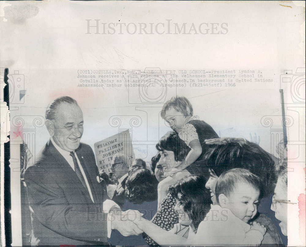 1966 Press Photo Lyndon Johnson Welhausen Cotulla Texas - Historic Images