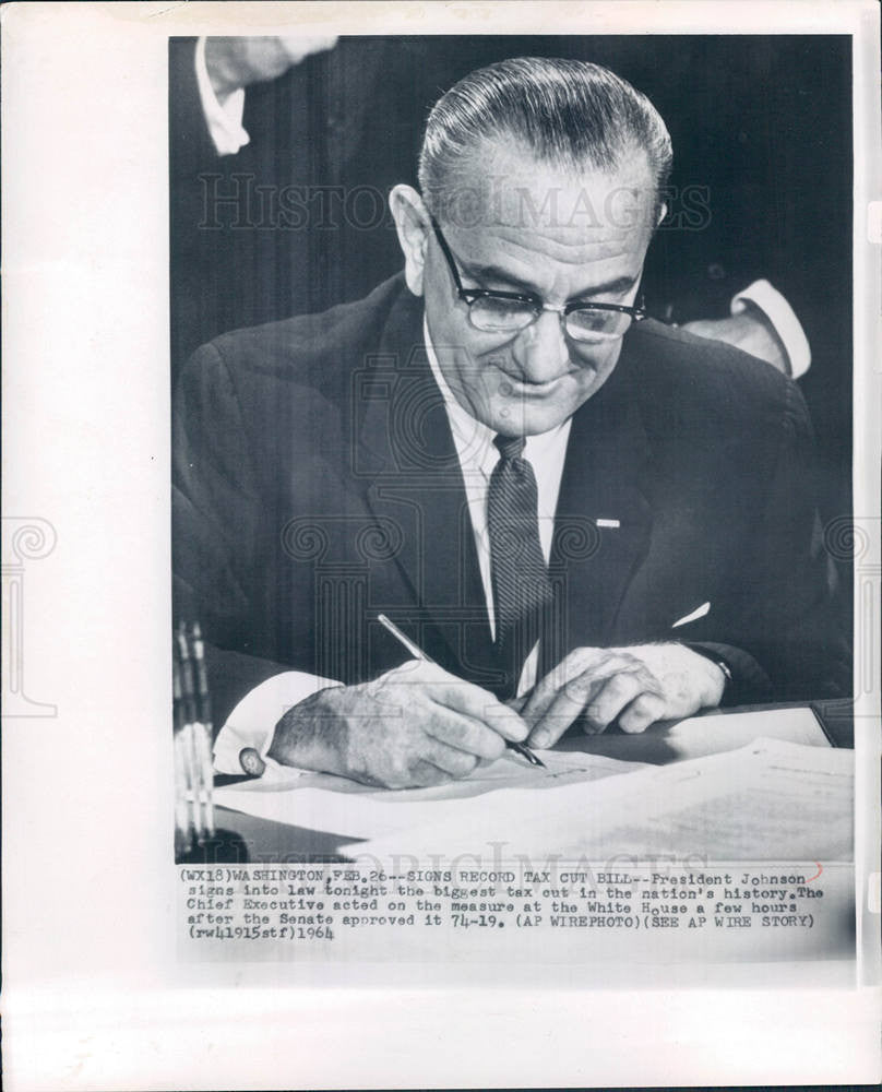 1964 Press Photo President LB Johnson tax cut bill - Historic Images