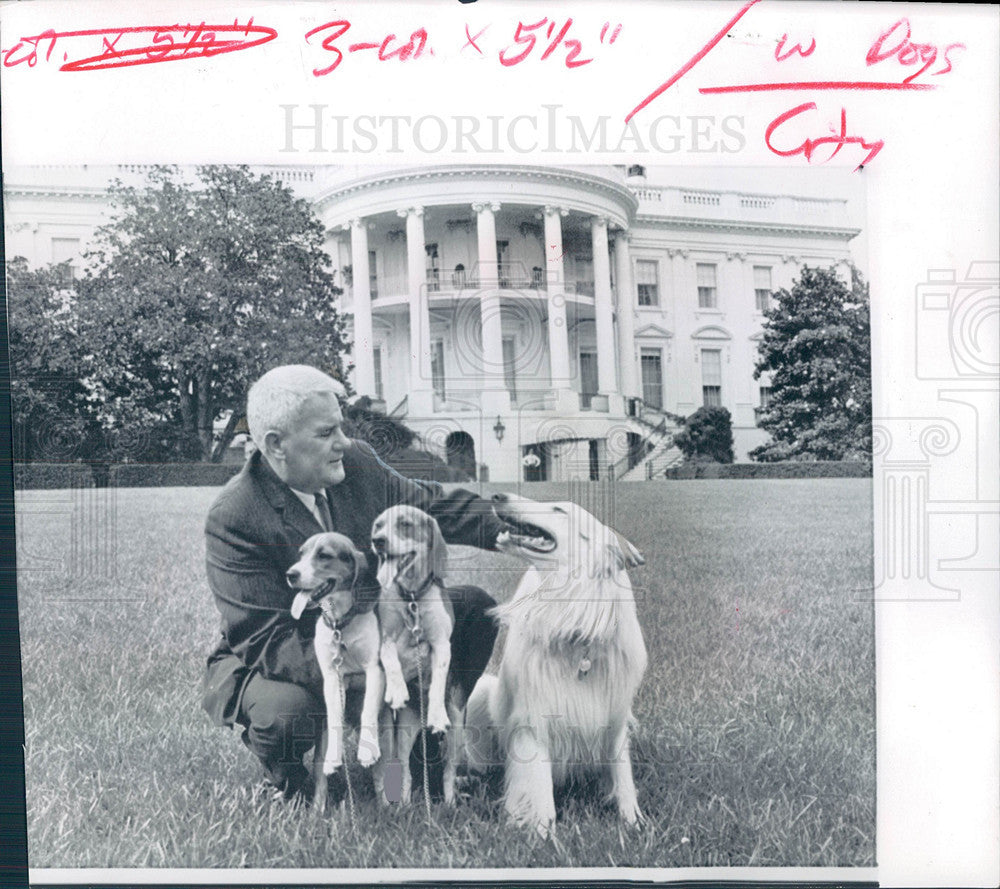 1966 Press Photo Dog White House Traphes Bryan - Historic Images