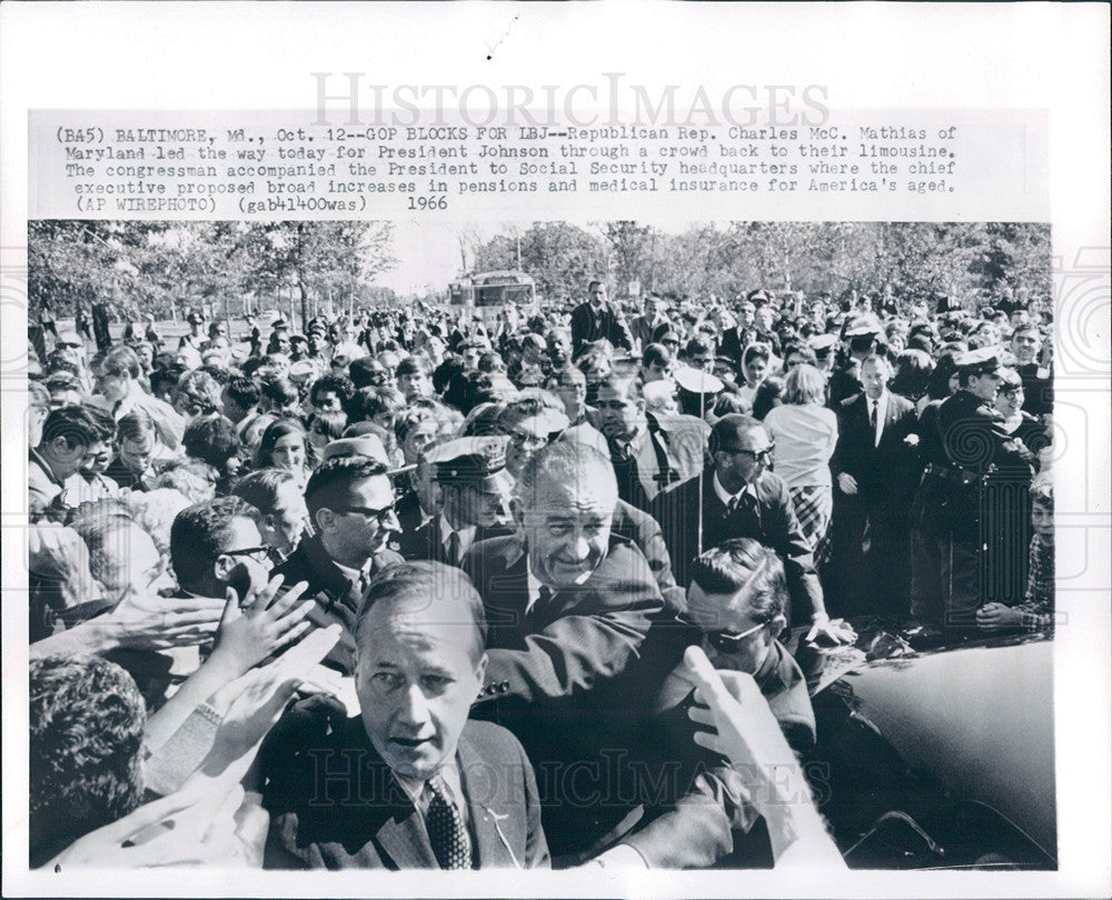 1966 Press Photo Lyndon Johnson Social Security Mathias - Historic Images