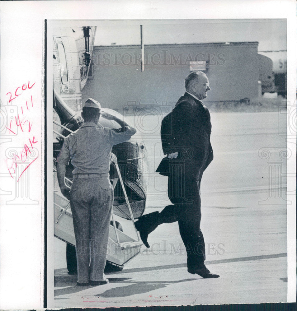 1966 Press Photo Lyndon Johnson Washington Airport - Historic Images